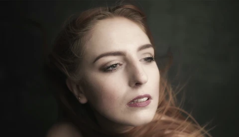 How to Shoot Shallow Depth of Field Portraits in Studio With Flash