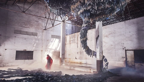 Photographer Creates and Captures Stunning Installations to Raise Awareness on Fast Fashion [BTS]