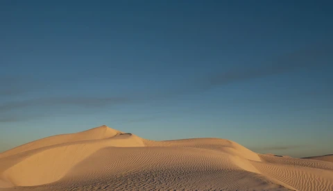 Creating Minimalist Landscape Photographs With Sand Dunes