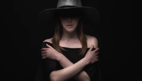 Five Different Looks Using a Single Black Hat 