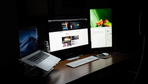 Fstoppers Reviews the BenQ ScreenBar e-Reading Lamp