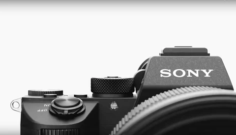 Is There a War Brewing Between DSLRs and Mirrorless Cameras?