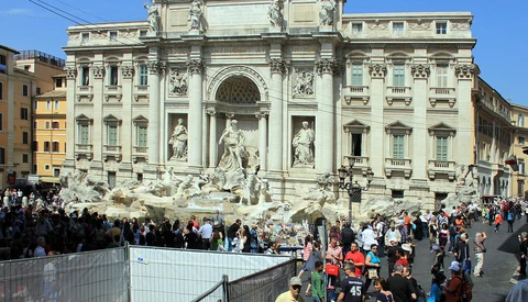 Selfie Dispute at Trevi Fountain Turns Into Brawl