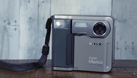 A Retro Review of One of the Coolest Digital Cameras Ever Made