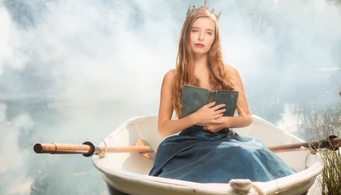 Fairy Tale Boat Photoshoot with Natural Light and Flash
