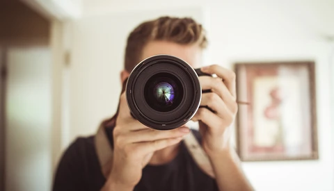 Portrait Photographer Surprised to Discover His Lens Has Apertures Other Than f/1.4