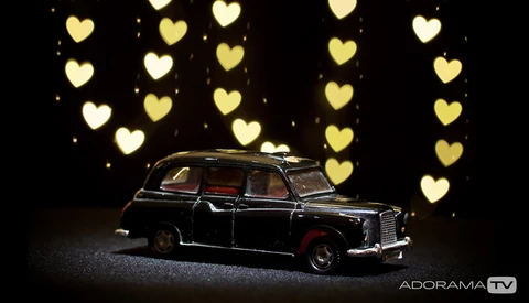 Have Some Holiday Lights? Use Them to Create Custom Bokeh for Your Photos
