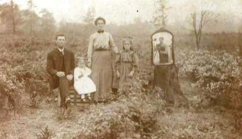 Century-Old Photograph Reveals What It Used to Take to Capture the Perfect Selfie