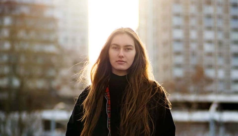 Taking Portraits With a $5 Slide Projector Lens