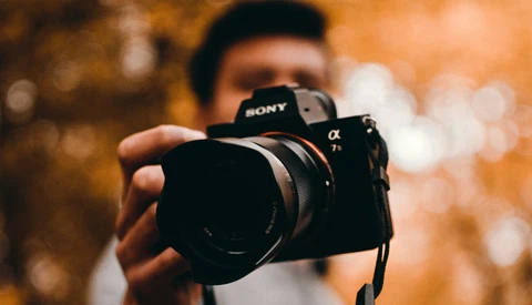 Mirrorless Still Has a Significant Weight Advantage Over DSLRs