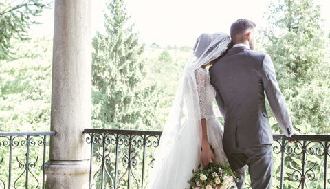 Newly-Married Couple Make Plea After Wedding Photographer is Mugged, Images Taken