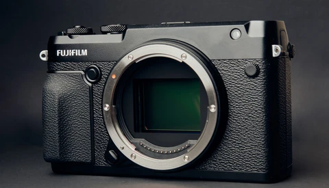 Fstoppers Reviews the Fujifilm GFX 50R: Medium Format for the
