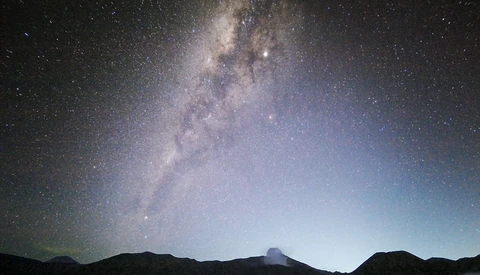 These Milky Way and Meteor Photos Were Taken With a Phone