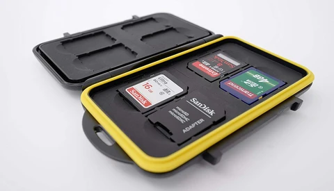 Photographer Goes Hiking, Loses SD Cards Containing Wedding Photos, Launches Appeal to Find Them
