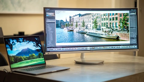 This Samsung Ultra-Wide Proves Curved Screens Are More Than a Gimmick