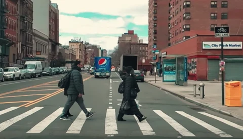 Pedestrians Appear Frozen in This Slow-Mo Video Filmed on a Smartphone at 960 Frames per Second