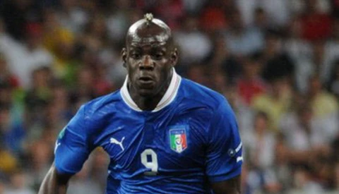 Balotelli Destroys Photographer’s Camera by Kicking It From Tripod in Fit of Rage at Being Substituted