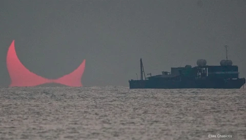 "Evil Eyes" Sunrise Captured During Solar Eclipse
