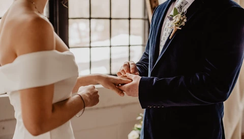 Couple Stages Wedding Again for Reshoot After Amateur Photographer Used Stock Imagery in Her Portfolio
