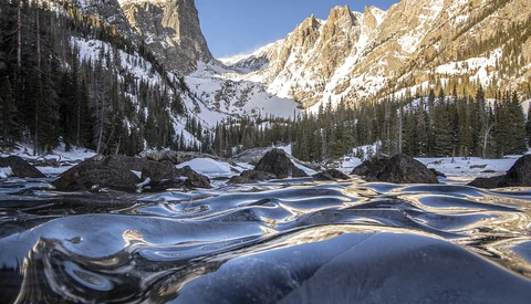 Photographer Discovers Frozen Waves in Colorado Lake