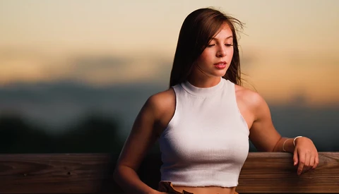 How an Off-Camera Flash Can Improve Your Golden Hour Portraits