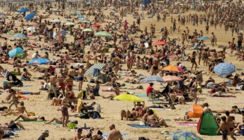 Are Telephoto Lenses Creating Fake News of People Ignoring Social Distancing?