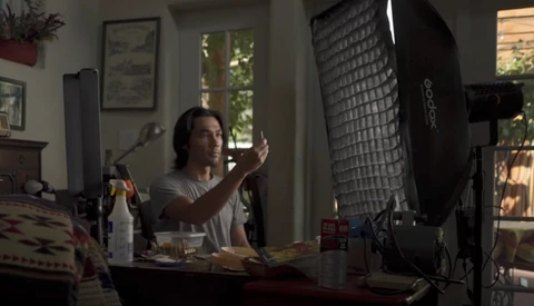 How to Use Split Screens and Layers to Remove Lighting Gear From Your Footage