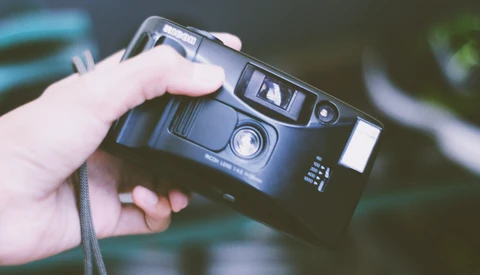 App That Replicates Effect of a Disposable Camera Receives Huge Investment From Reddit Co-Founder