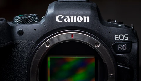 Fstoppers Reviews the Canon EOS R6