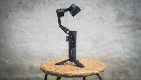 Affordable Smoothness: Fstoppers Reviews the AOCHUAN Smart XR Smartphone Gimbal
