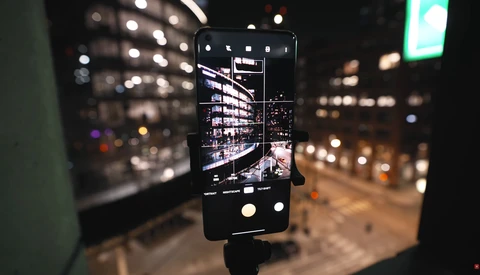 6 Creative Street Photography Ideas You Can Do With Your Phone