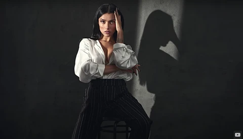 How to Use V-Flats to Create Eye-Catching Light for Portraits