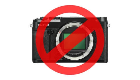 Illustration of a mirrorless camera with a large red prohibition symbol overlaid across it.