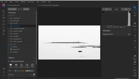 Screenshot of DAM software showing minimalist landscape photograph with horizontal compositional lines.