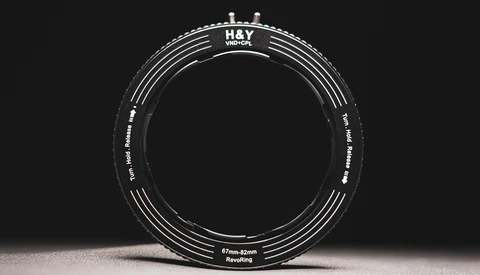 H&Y Vizeflux circular filter with 67-82mm step-up ring displayed against dark background.