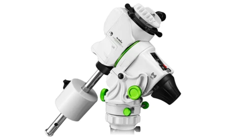 Illustration of a white and green telescope mount with motorized equatorial head and counterweight assembly.