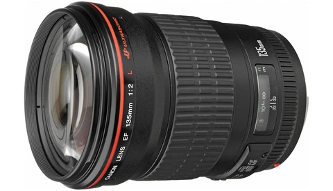 Canon EF 135mm f/2.0L USM telephoto prime lens with red accent ring and focus distance scale.