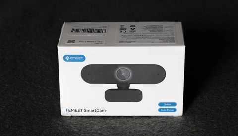 1MEET SmartCam webcam in retail packaging displaying the device and product information.