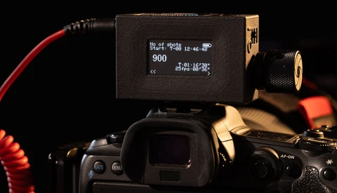 External monitor mounted on a DSLR camera showing 900 shots recorded with timecode display and shooting details.