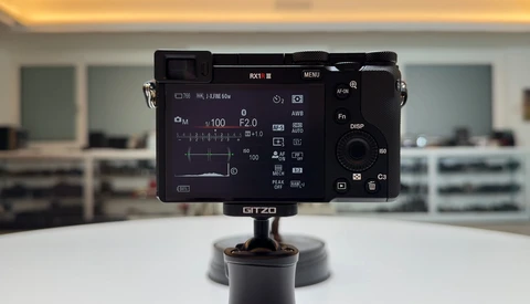 Screenshot of a camera monitor displaying exposure and focus information with histogram and zebra overlay.