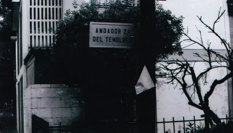 Street sign reading 'ANDADOR 2 DEL TEÚL' mounted on a weathered building corner