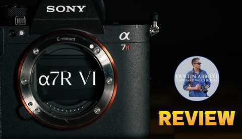 Sony α7R VI camera body with E-mount displayed against black background alongside review graphic