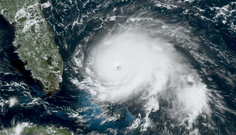 Satellite imagery of a hurricane with a defined eye over the Gulf of Mexico