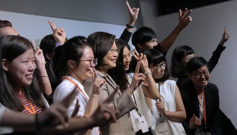 Why Every Culture Poses Differently: A World Tour of Photographic Body Language