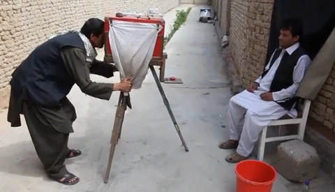 [BTS Video] How to Use an Afghan Box Camera