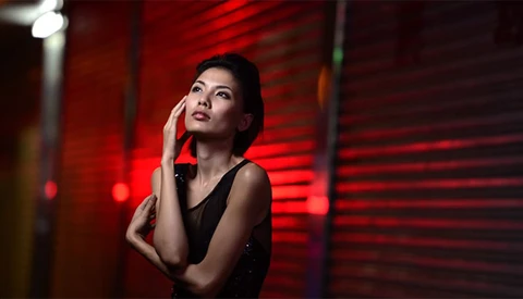 Joe McNally Explains Softbox Grids and How To Gel Your Flash