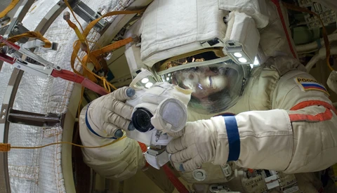 Cosmonaut Gennady Padalka and his DSLR in Space