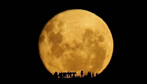 Photographer Mark Gee Captures An Absolutely Beautiful Real-Time Moonrise At 1300mm