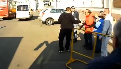 Watch your Gear - Thieves in Russia Steal Photographer's Lens Off His Camera