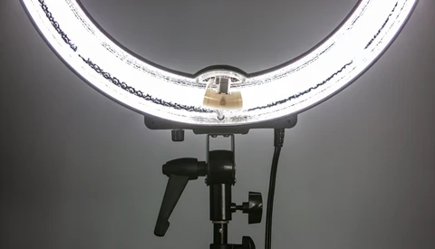 Fstoppers Reviews the Flashpoint 14" Fluorescent Dimmable Ring Light